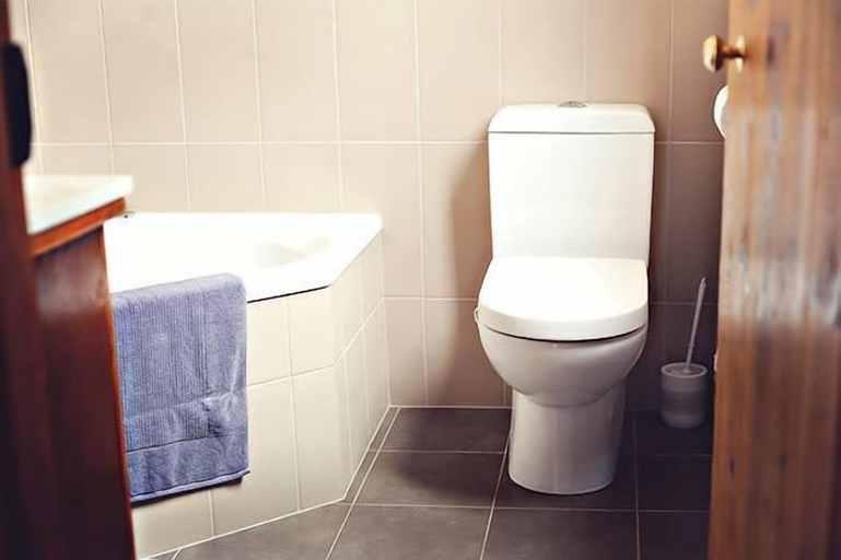 Bathroom 3, Redwing Shearer's Quarters, Yorke Peninsula - North