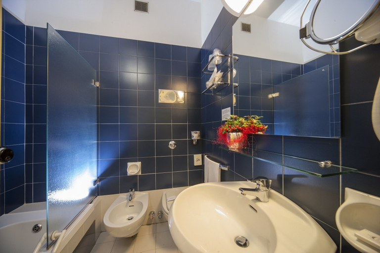 Bathroom 4, Hotel Bisanzio, Ravenna