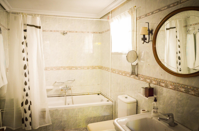 Bathroom 3, Azahar Apartamentos Heliópolis I, Sevilla