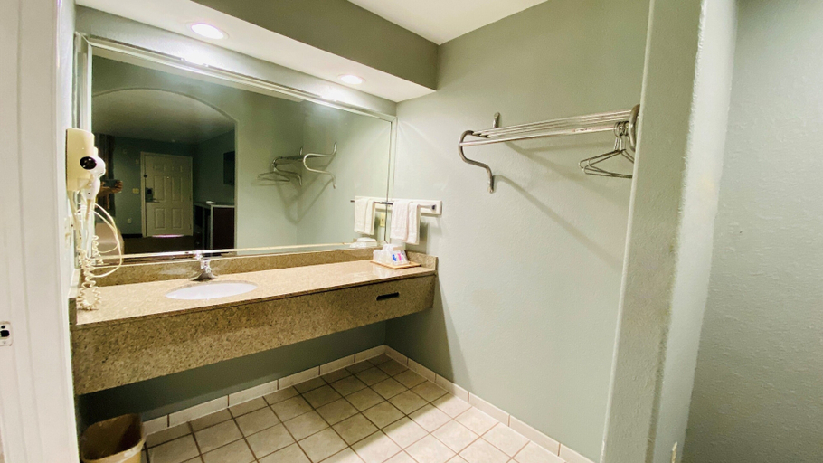 Bathroom 5, Home Place Inn & Suites, Houston