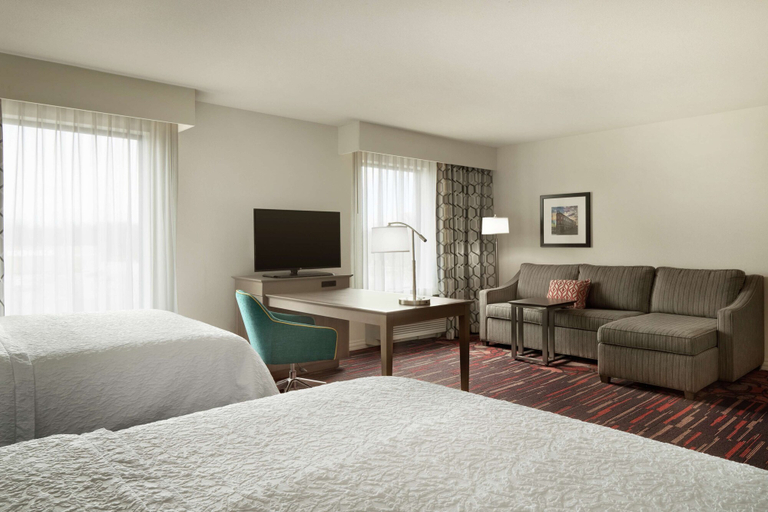 Bedroom 2, Hampton Inn & Suites St. Louis/Alton, Madison