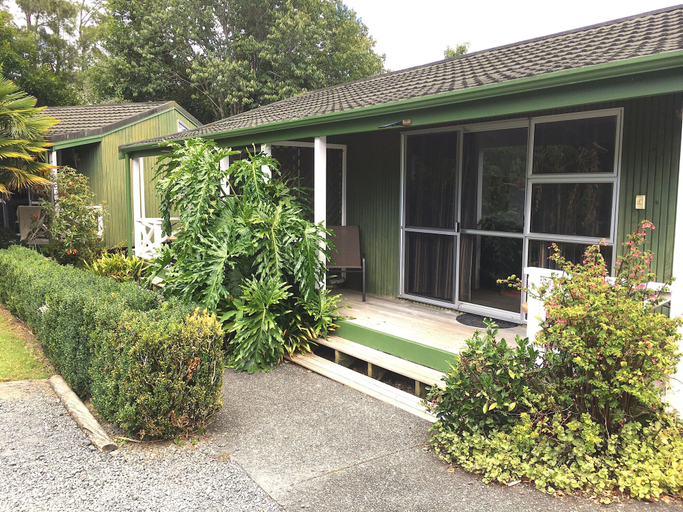 Exterior & Views 2, Colonial House Motel, Far North