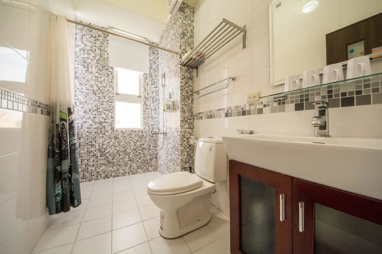 Bathroom 2, White House, Taitung