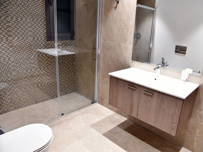 Bathroom 4, Baz Tower
