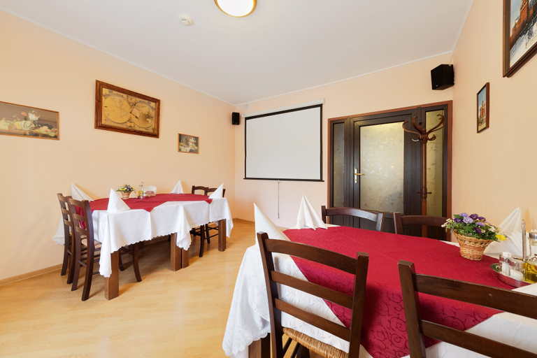 Food & Drinks 4, Hotel Monplaisir, Northern