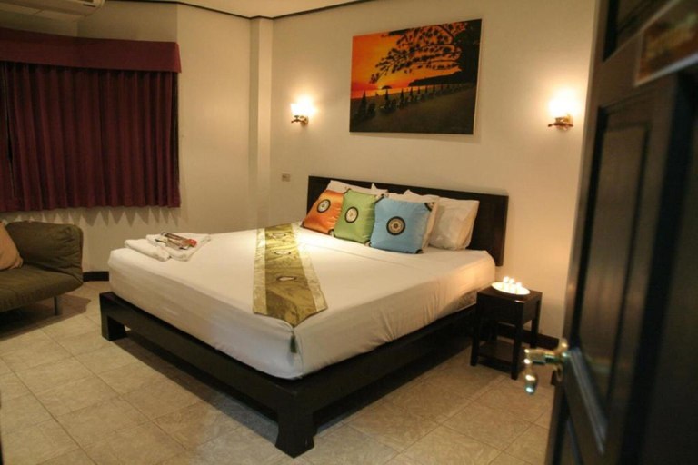 Bedroom 2, Angus O'Tool's Irish Pub Guesthouse, Pulau Phuket
