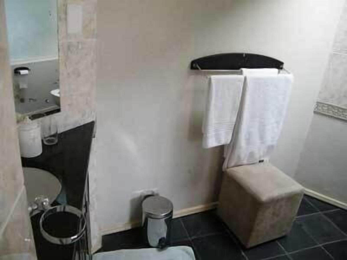 Bathroom 5, Princes Lodge Guest House, Buffalo City