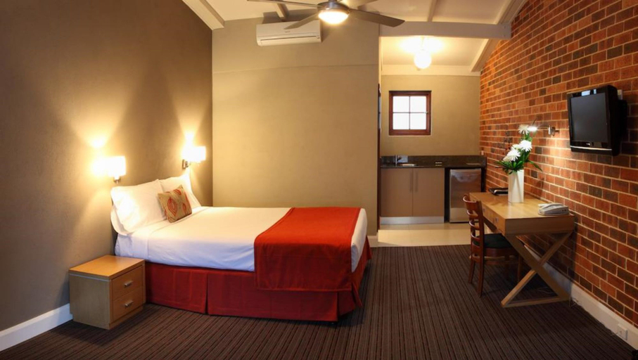 Bedroom 3, Rose & Crown Hotel, Swan