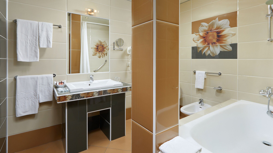 Bathroom 4, Hotel Bega, Northern