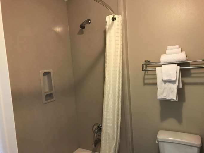 Bathroom 5, Express Inn, Hidalgo