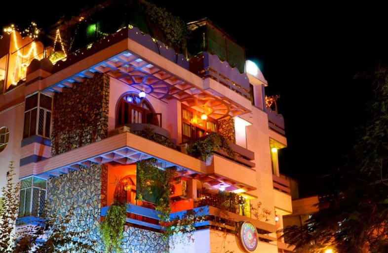 Exterior & Views