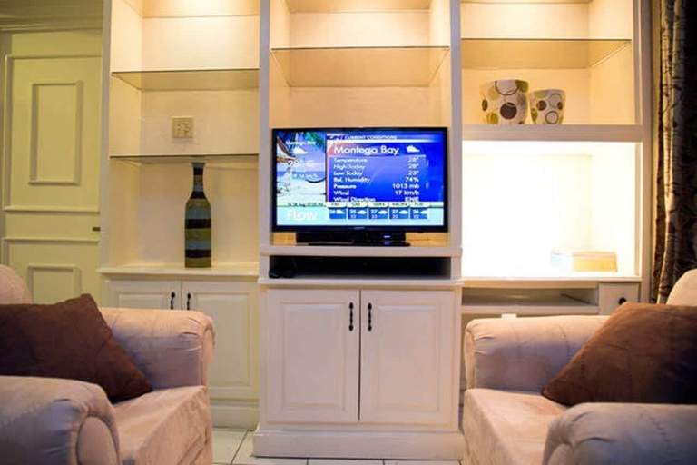 Others 5, Kingston Town Suite