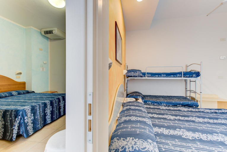 Bedroom 2, Hotel Dusseldorf, Rimini