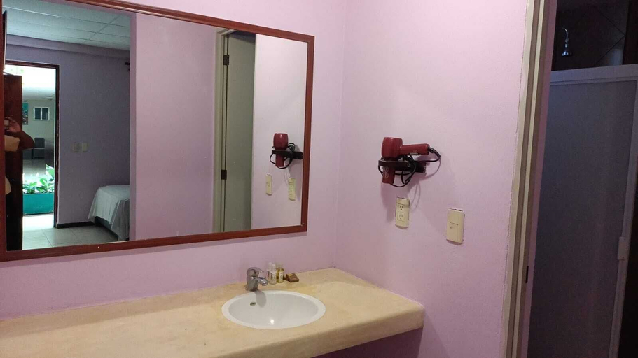 Bathroom 4, Hotel Savaro, José Azueta