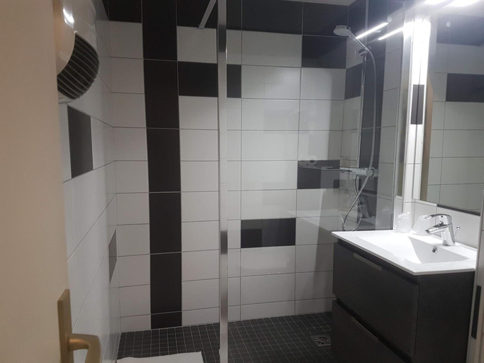 Bathroom 3, Hotel Des Grands Vins, Rhône