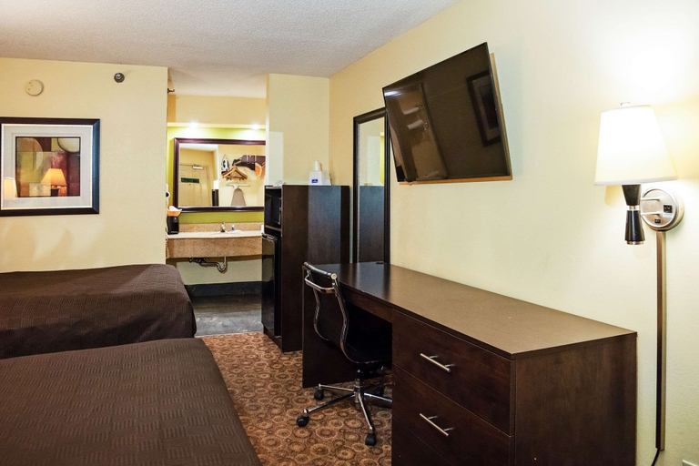Bedroom 3, Rodeway Inn & Suites North, Montgomery