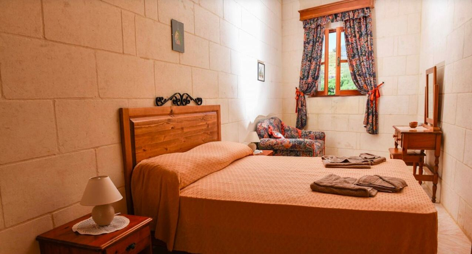 Bedroom 2, Country View