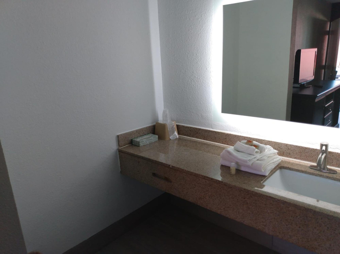 Bathroom 4, Gateway Inn - Savannah, Chatham