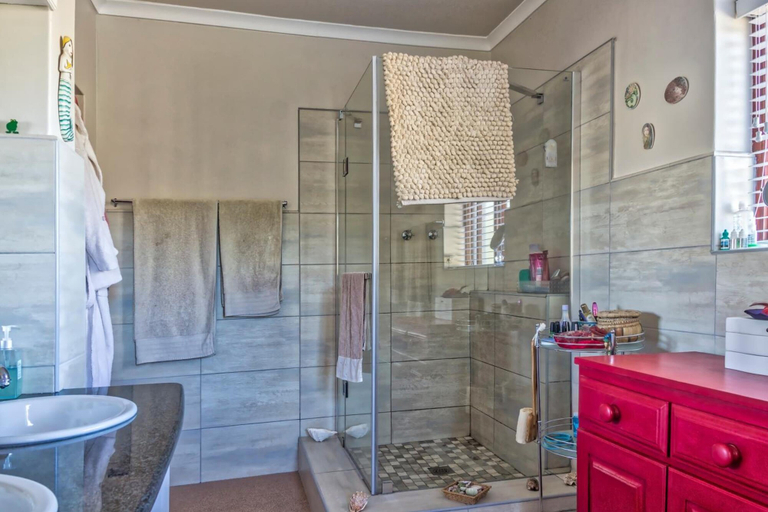 Bathroom 4, Peace Valley Guesthouse, Overberg