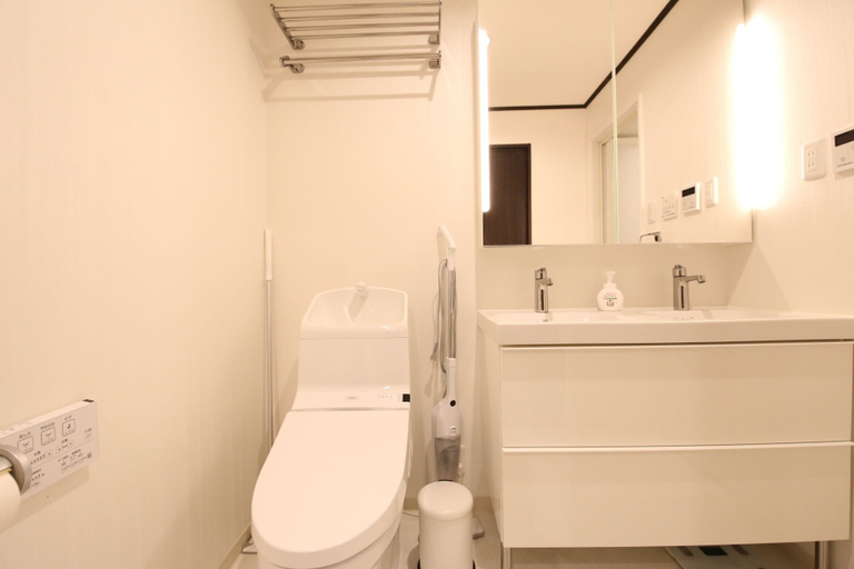 Bathroom 3, Shizuka - Kozu, Osaka