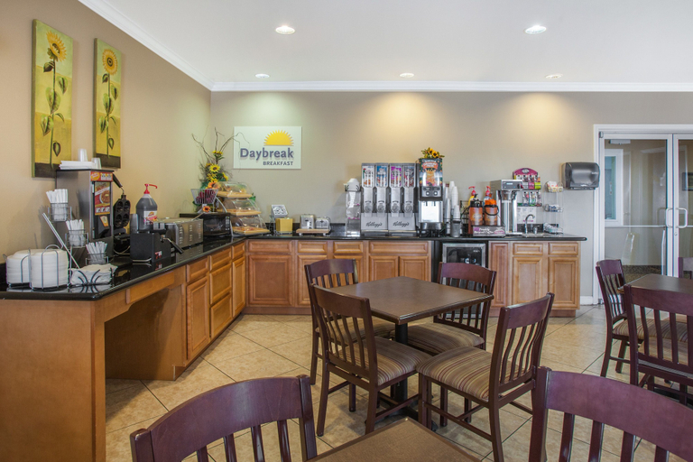 Food & Drinks 5, Days Inn & Suites by Wyndham Cabot, Lonoke