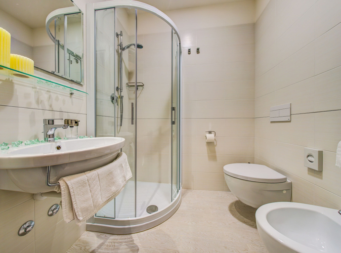 Bathroom 4, Hotel Olympia, Rimini