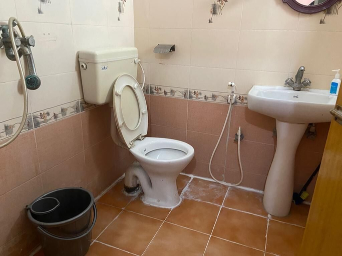 Bathroom 3, Hotel Shanti, Gaya