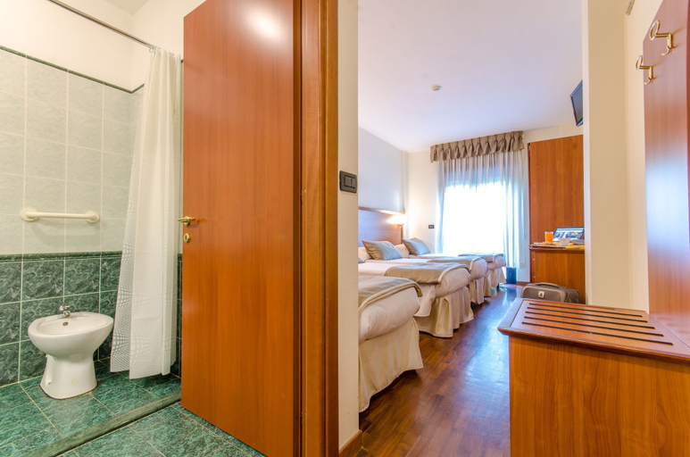 Bathroom 5, Hotel Federico II, L'Aquila