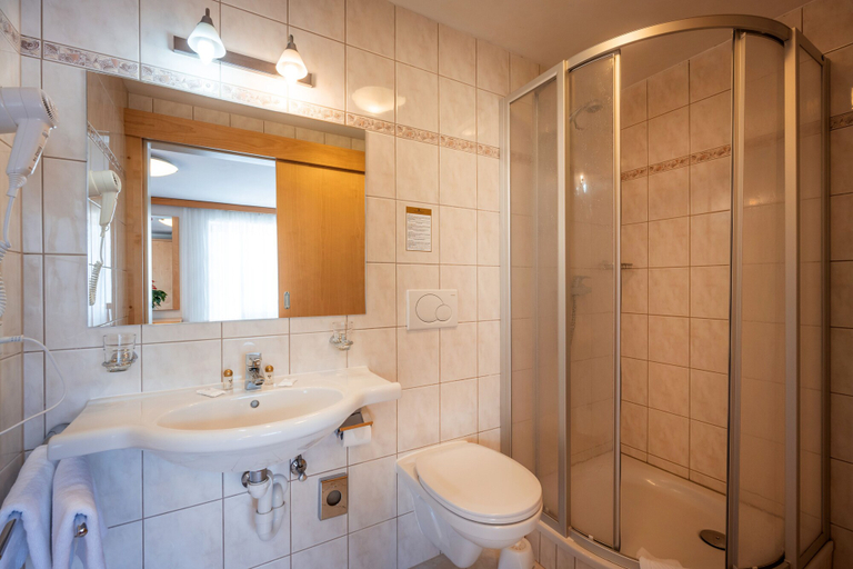 Bathroom 4, Alpenhotel Edelweiss, Schwaz