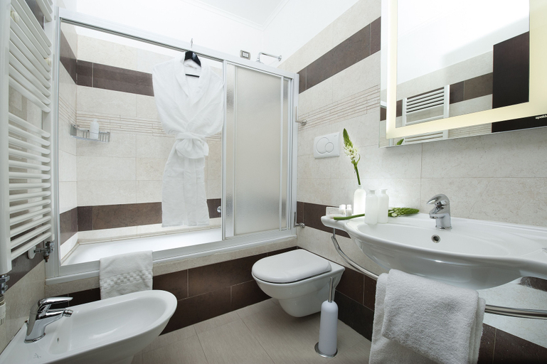 Bathroom 5, Yes Hotel, Rome