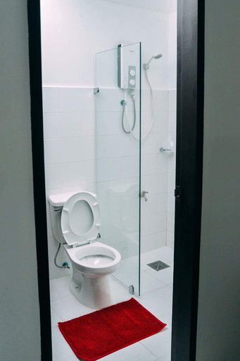 Bathroom 4, The Strand Suites and Dormitel, Davao City