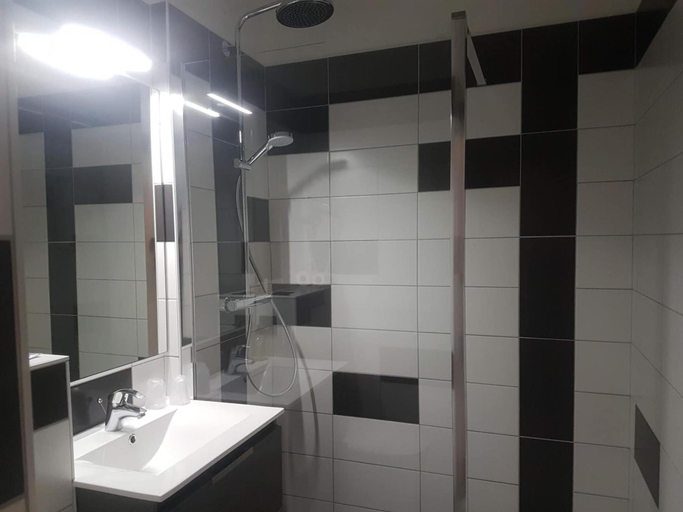 Bathroom 3, Hotel Des Grands Vins, Rhône