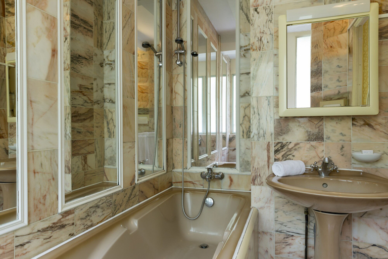 Bathroom 5, Belle-Isle sur Risle - Chateau Hotel & Spa, Eure