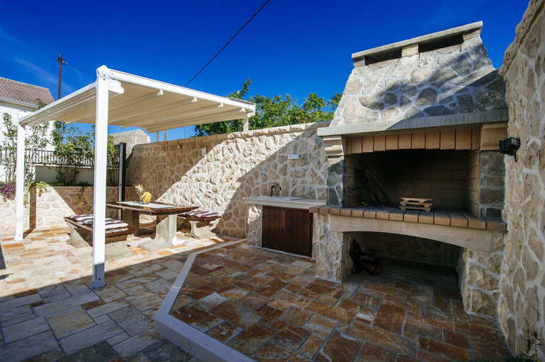 Others 5, Villa Castelo Coza, Posedarje