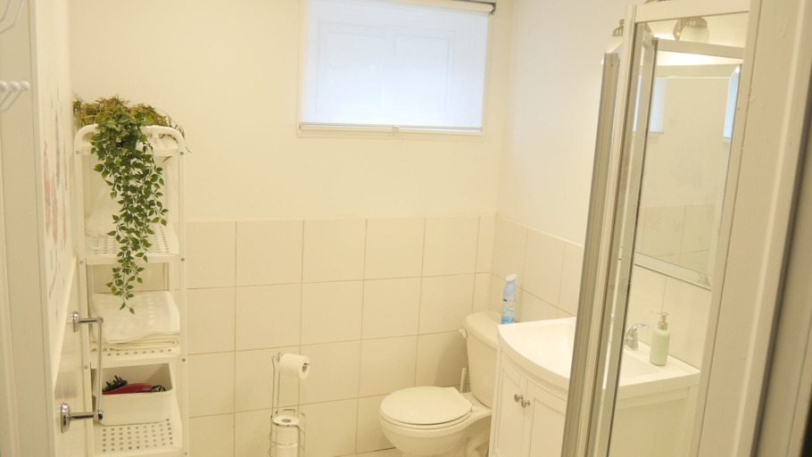 Bathroom 3, Applewood Hills Apartment, Peel