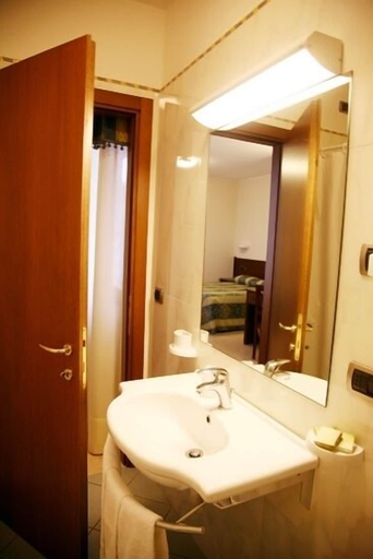 Bathroom 5, Hotel Tiziana, Siena