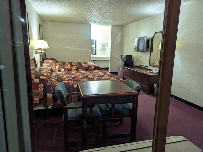 Others 4, Luxury Inn, Canadian