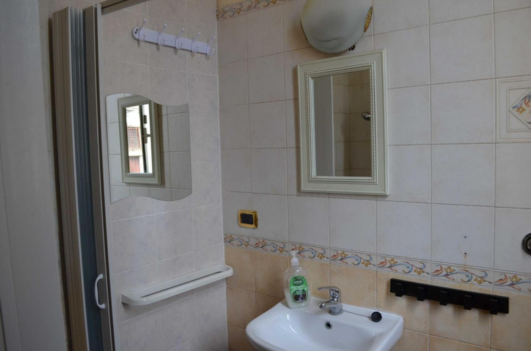 Bathroom 4, Al Duomo, Reggio Di Calabria
