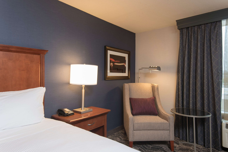 Bedroom 3, DoubleTree by Hilton Schenectady Downtown, Schenectady
