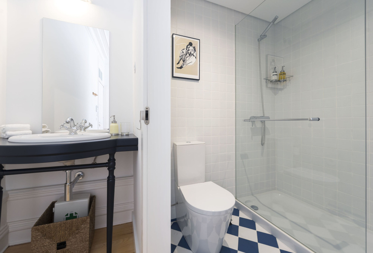 Bathroom 3, Tripas-Coracao, Sao Bento Apartments, Porto