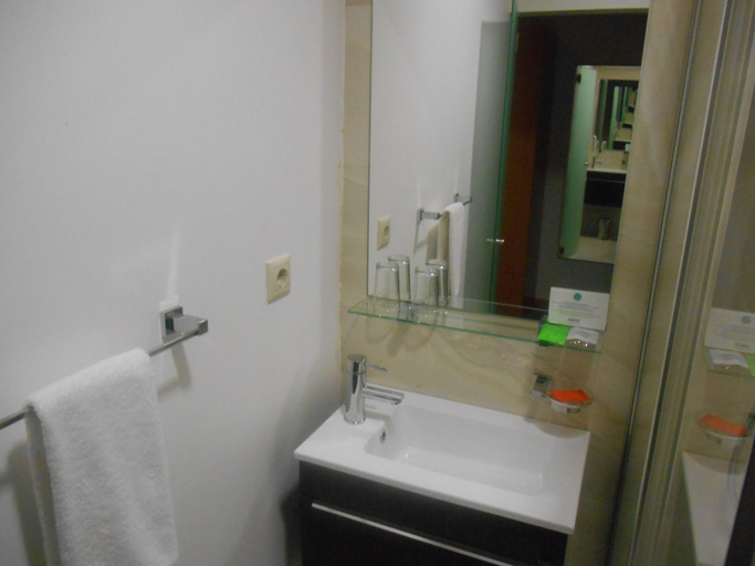 Bathroom 4, Hotel Ritz Capital, Ingombota