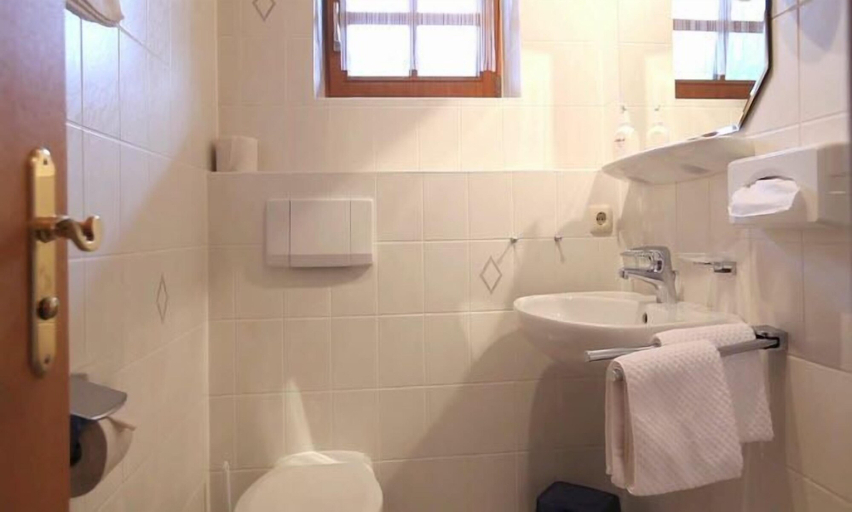 Bathroom 5, Achentaler Vitalhotel, Traunstein