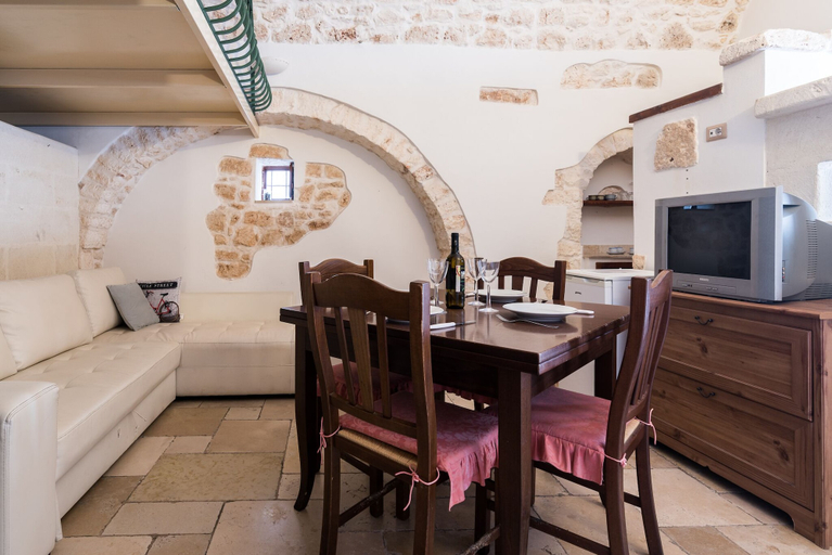 Others 5, Suite 38, Brindisi