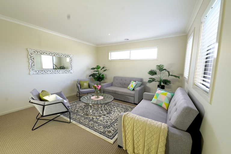 Modern 6BRM House Big Group at Pakenham, Cardinia - Pakenham