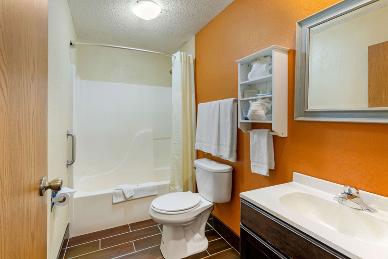 Bathroom 4, Quality Inn Wooster, Wayne