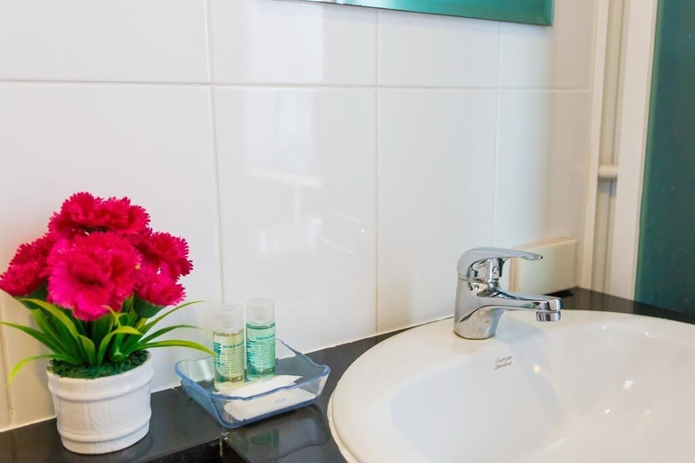 Bathroom 4, Nouveau Guesthouse, Phuket Island