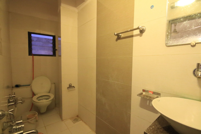 Bathroom 3, Hotel Kanchan Palace, Ahmadabad