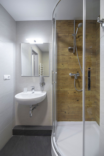 Bathroom 5, Favor Sport Hotel, Solomians'kyi