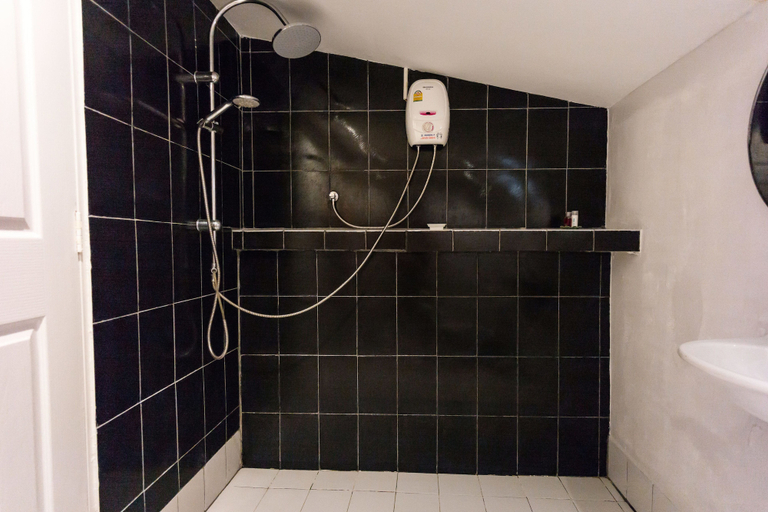 Bathroom 5, Mumsa Beach Resort & Restaurant, Thap Sakae