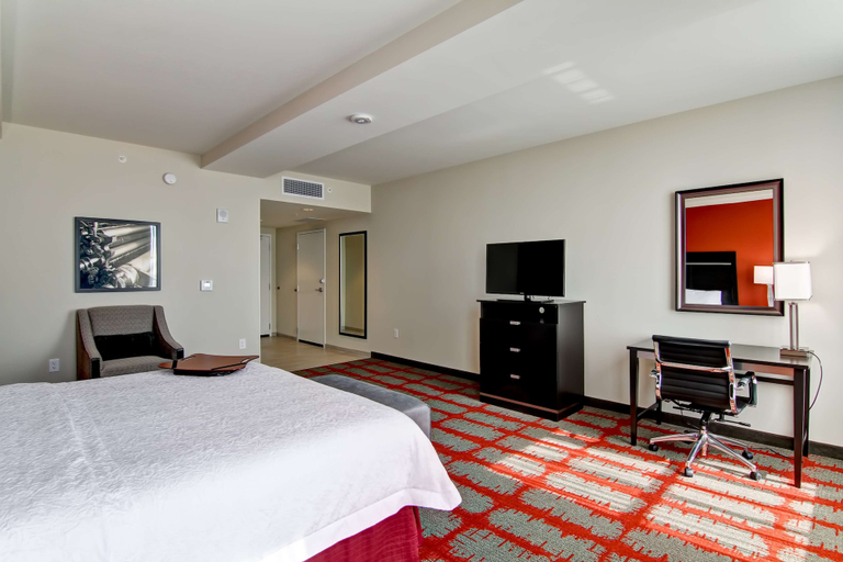 Bedroom 3, Hampton Inn & Suites Cincinnati-Downtown, Hamilton